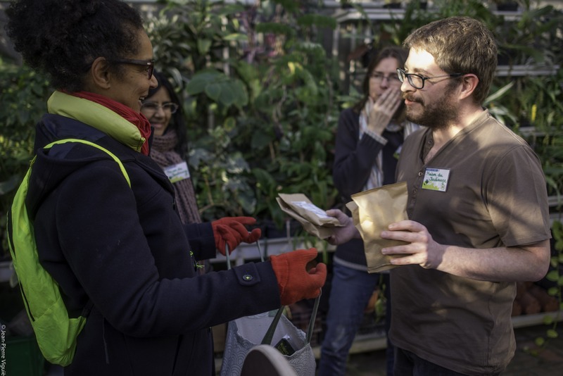 Distribution des bulbes de muscari à la Maison du jardinage (12e) (Jean-Pierre Viguié)
